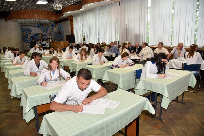 Mediciniștii susțin examenele de licență Mediciniștii susțin examenele de licență